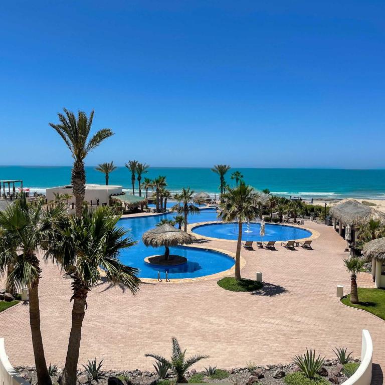 Oceanfront 3BR Condo with Pools & Beach #202 - Apartamento - 12