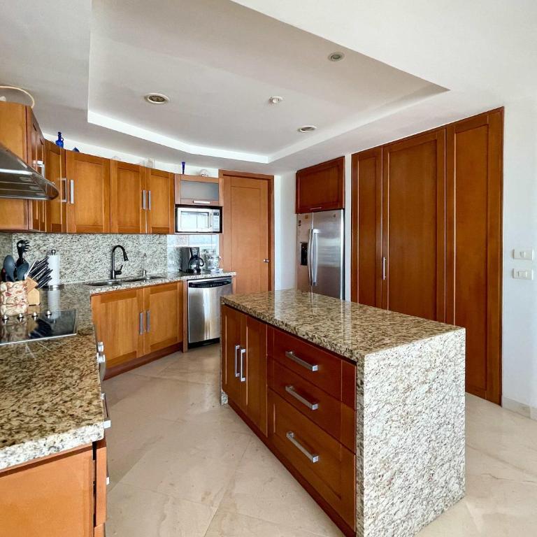 Oceanfront 3BR Condo with Pools & Beach #202 - Apartamento - 15