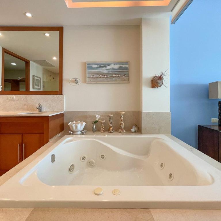 Oceanfront 3BR Condo with Pools & Beach #202 - Apartamento - 27