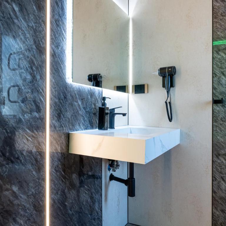 Aura Luxury Suites - Camera Matrimoniale con Bagno Privato - 11