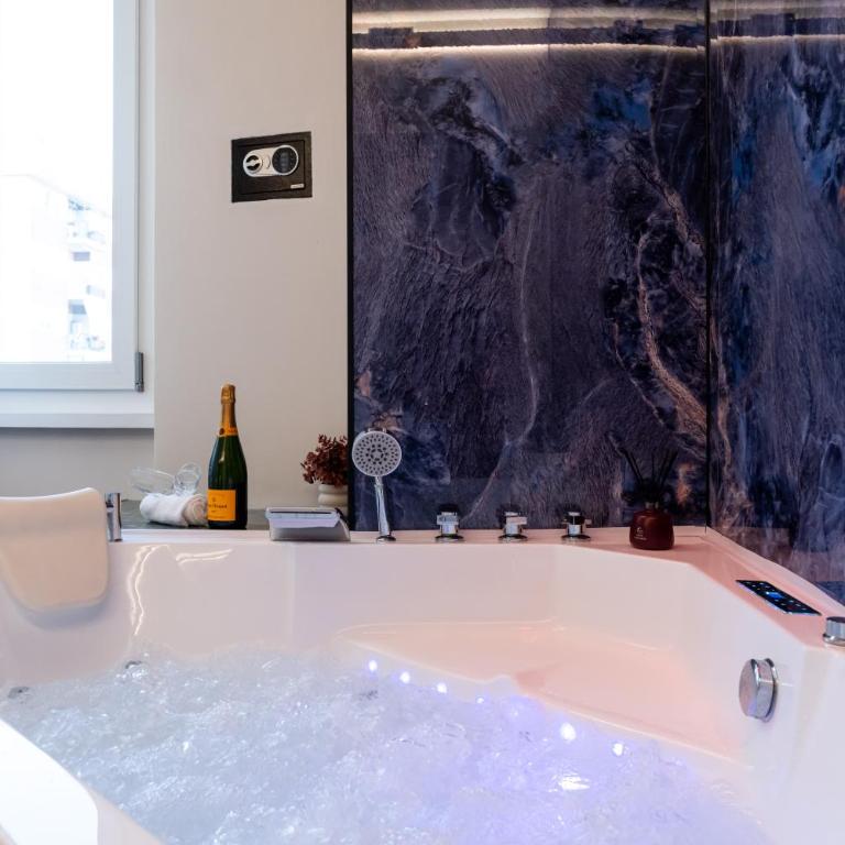 Aura Luxury Suites - Camera Matrimoniale con Vasca Idromassaggio - 11