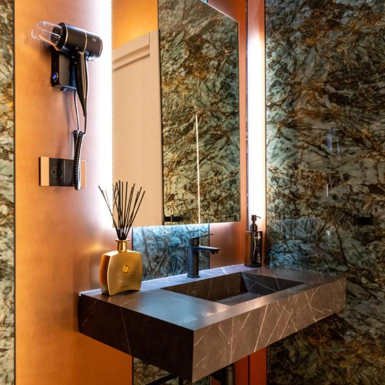 Aura Luxury Suites - Camera Matrimoniale con Bagno Privato - 9