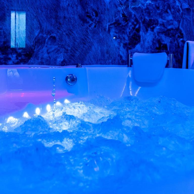 Aura Luxury Suites - Camera Matrimoniale con Vasca Idromassaggio - 4