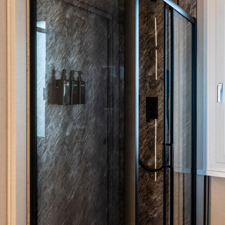 Aura Luxury Suites - Camera Matrimoniale con Bagno Privato - 9