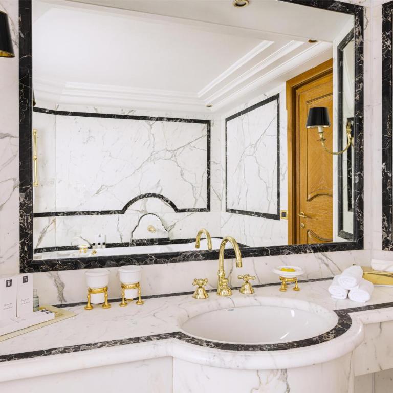 Rome Cavalieri, A Waldorf Astoria Hotel - Premier Alcove Suite - 3