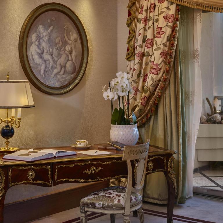 Rome Cavalieri, A Waldorf Astoria Hotel - Corner Suite with Rome View - 3