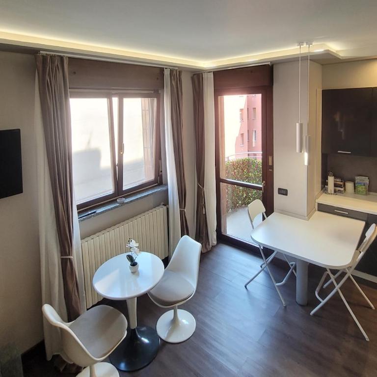 Giulia Suite -Metro MM1 -Next to Collegiate Milan North -Box auto - Appartamento Superior con 1 Camera da Letto e Balcone - 6