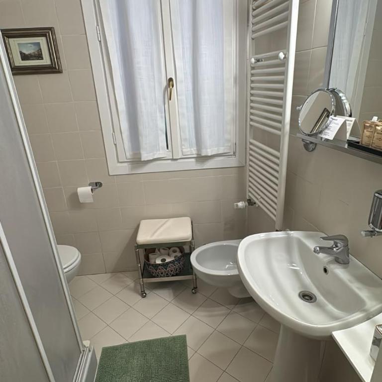 Hotel Casa Petrarca - Camera Matrimoniale con Bagno in Comune - 1