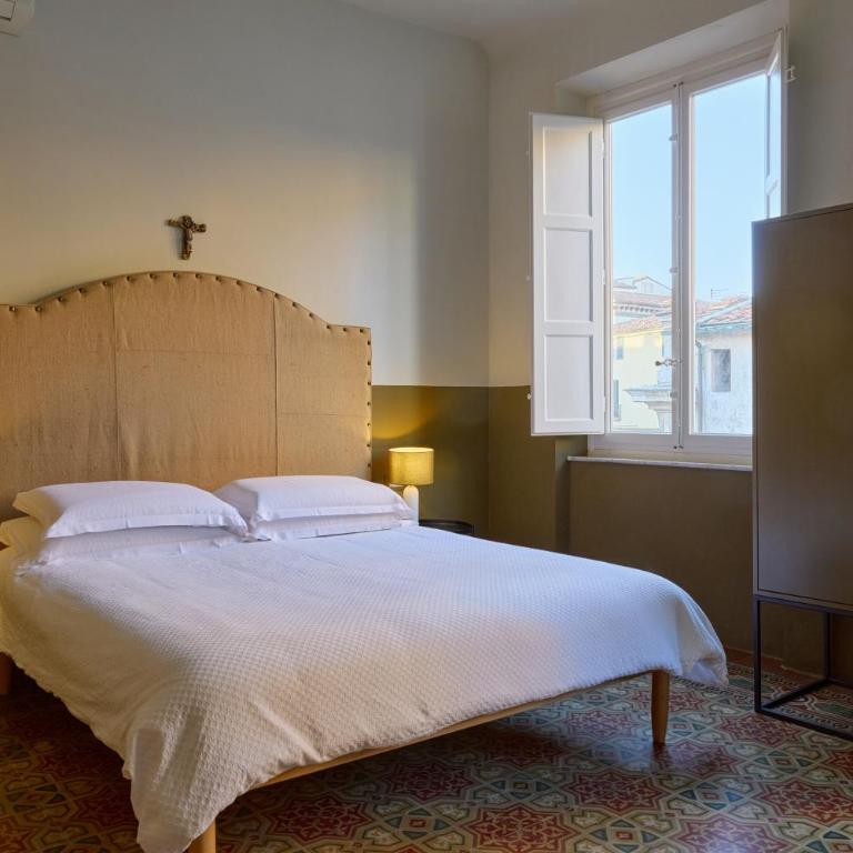 Lucca Comics front row - unbeatable Centro Storico location Exceptional property opposite Duomo inside walls - Camera Matrimoniale con Bagno Privato - 9