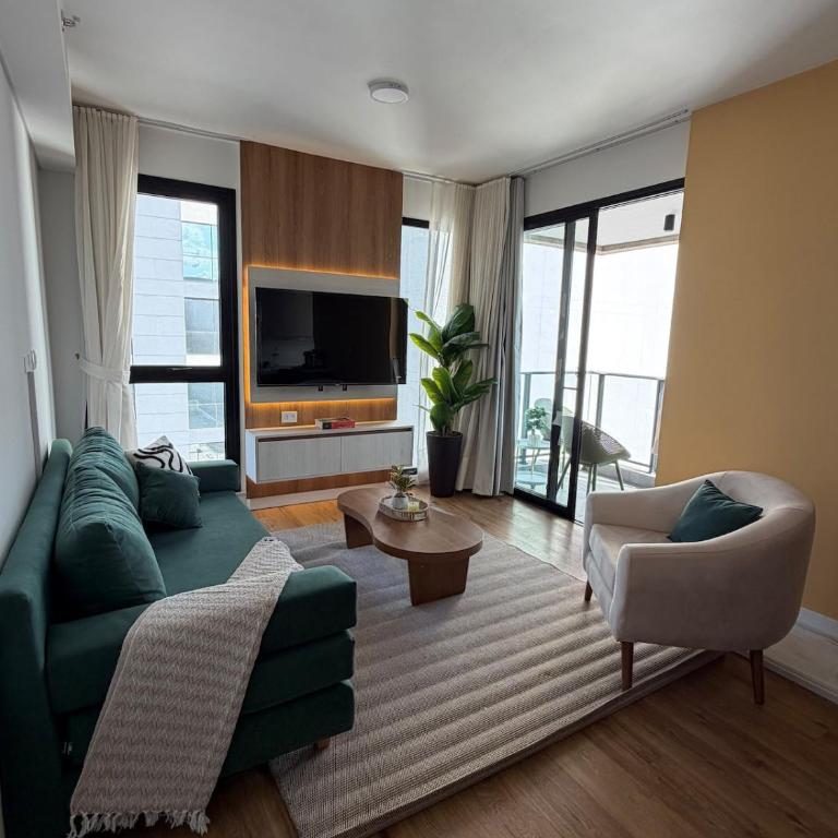 Modern 2BR Apt Steps from Shopping Mariscal - Three-Bedroom Apartment - 1