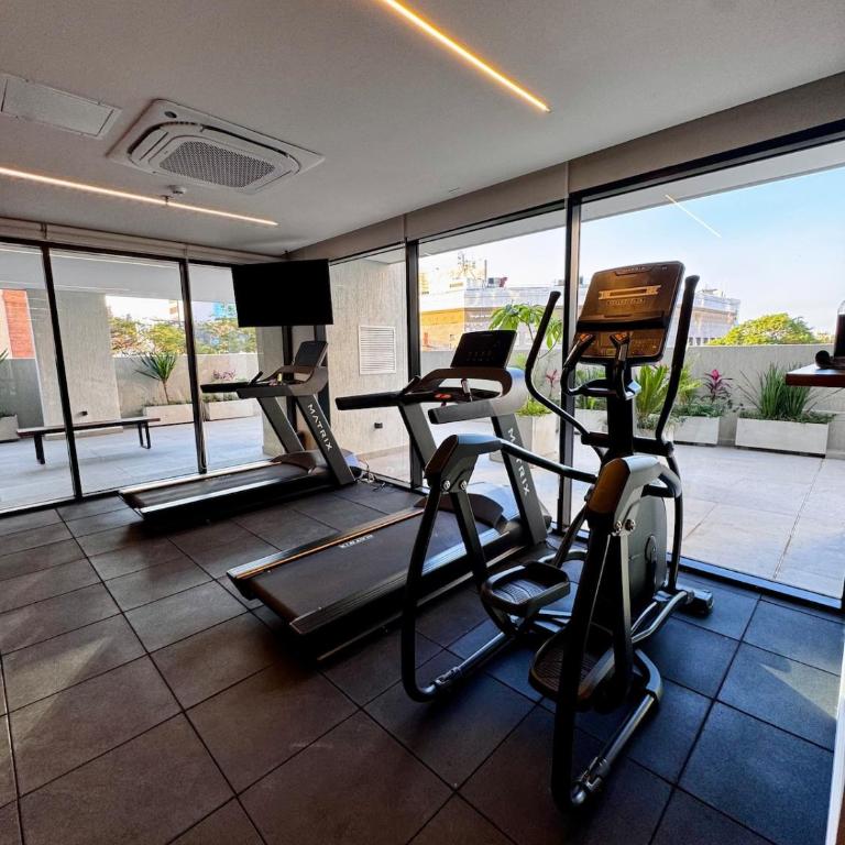 Modern 2BR Apt Steps from Shopping Mariscal - Three-Bedroom Apartment - 4