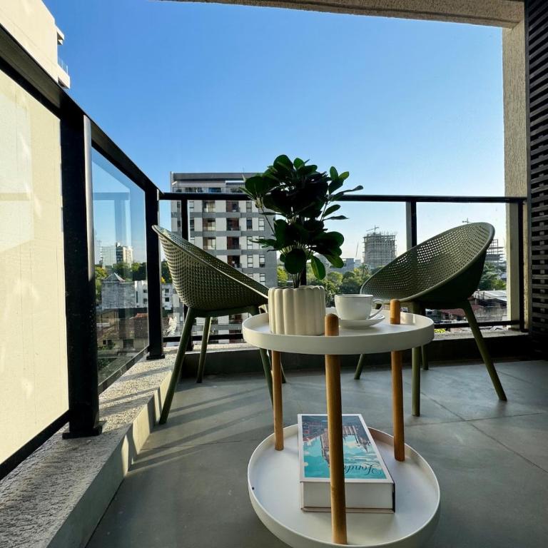 Modern 2BR Apt Steps from Shopping Mariscal - Three-Bedroom Apartment - 6
