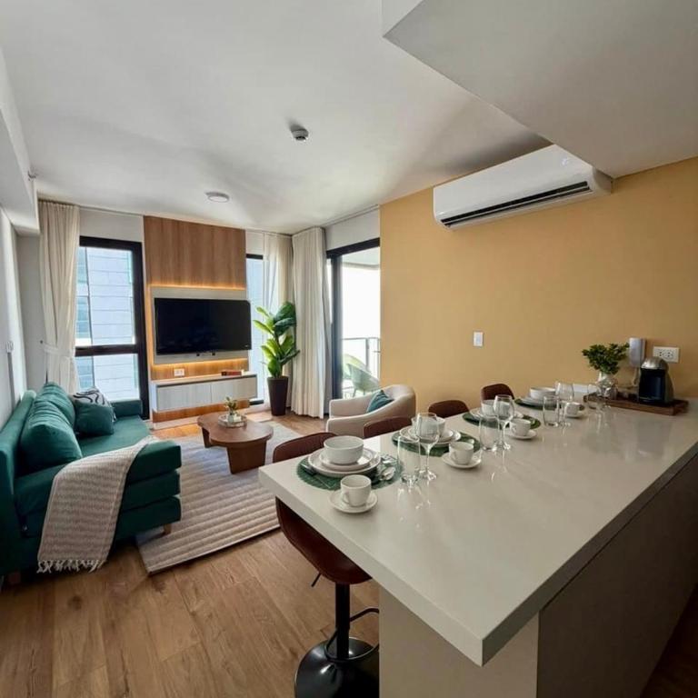 Modern 2BR Apt Steps from Shopping Mariscal - Three-Bedroom Apartment - 9
