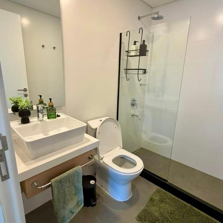 Modern 2BR Apt Steps from Shopping Mariscal - Three-Bedroom Apartment - 12
