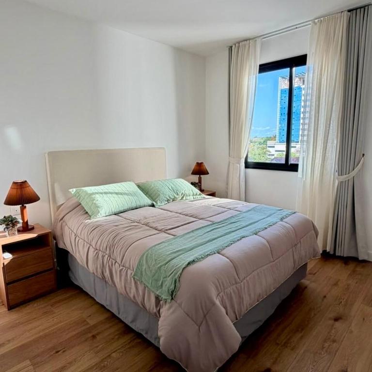 Modern 2BR Apt Steps from Shopping Mariscal - Three-Bedroom Apartment - 17