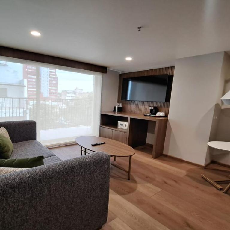 Holiday Inn & Suites Mexico Zona Reforma by IHG - Suite con cama grande y balcón - 6