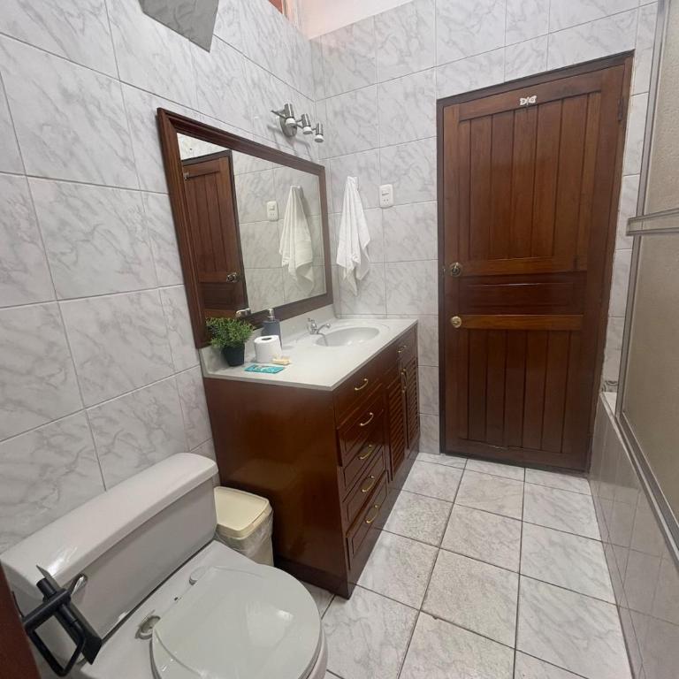 Casa céntrica de 5 habitaciones hasta 13 personas - Casa - 4