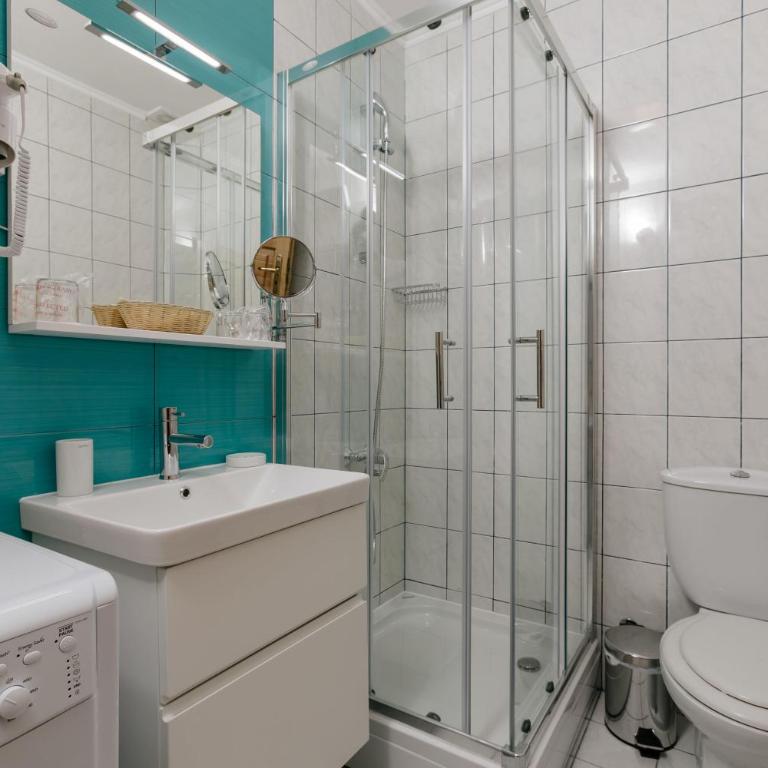 Meridian Hotel - Apartman sa 2 Spavaće Sobe, Terasom i Pogledom na Vrt - 12