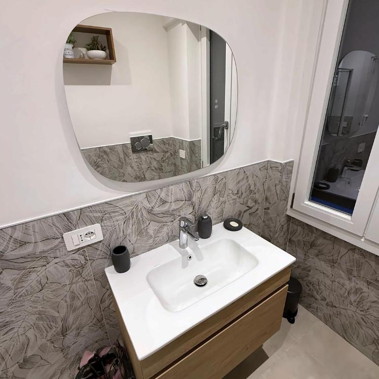 Roman Flora House - Appartamento con 2 Camere da Letto - 9