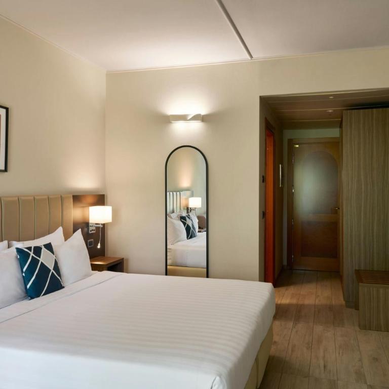 Four Points Flex by Sheraton Parma - Ampia Camera Familiare con Letto King-Size e Divano-Letto - 2