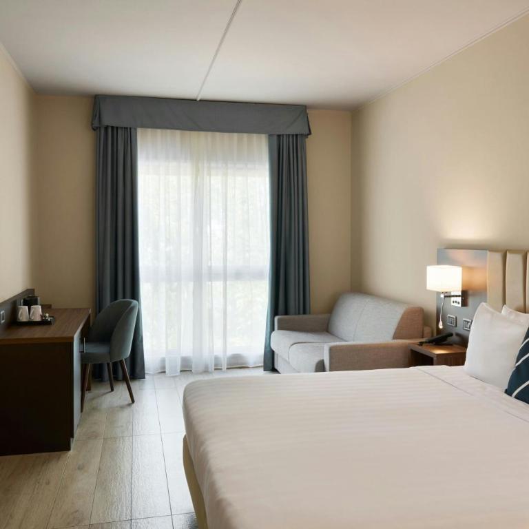 Four Points Flex by Sheraton Parma - Ampia Camera Familiare con Letto King-Size e Divano-Letto - 3