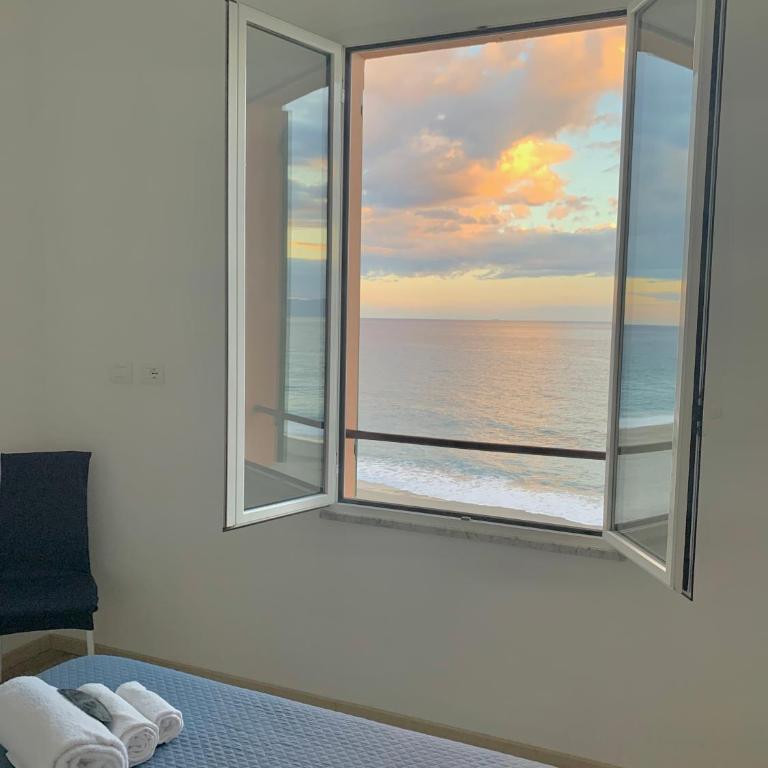 Affacciati al mare - vista panoramica dal tuo letto - Appartamento con 1 Camera da Letto - 1