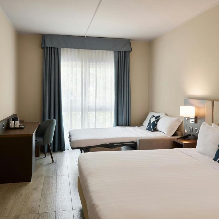 Four Points Flex by Sheraton Parma - Ampia Camera Familiare con Letto King-Size e Divano-Letto - 4