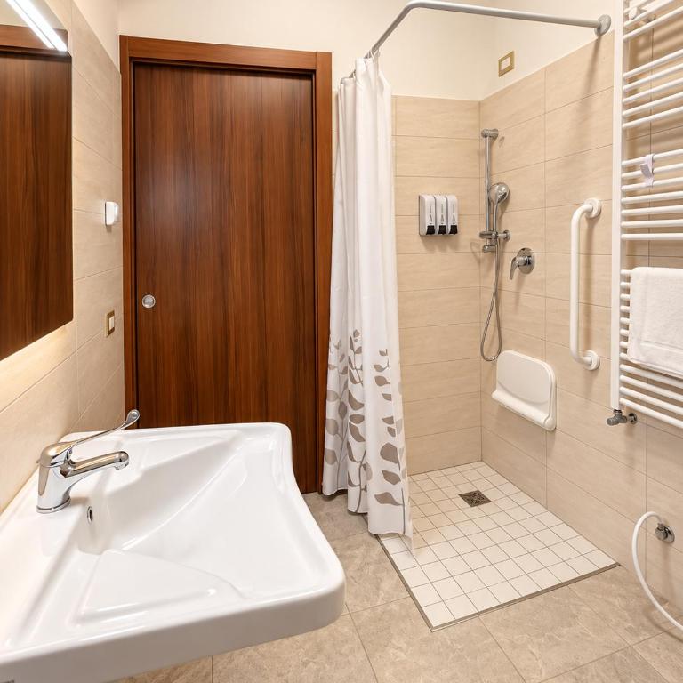 SIGIS HOTEL - Fiumicino - Camera Matrimoniale con Accesso Disabili - 3