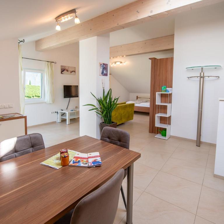 Ferienwohnungen Tollhof - Near Bolzano and castles, with a guest card for families and couples, offering panoramic views - Apartamento Estudio con balcón - 10
