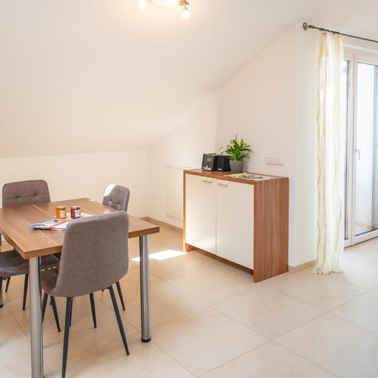 Ferienwohnungen Tollhof - Near Bolzano and castles, with a guest card for families and couples, offering panoramic views - Apartamento Estudio con balcón - 11