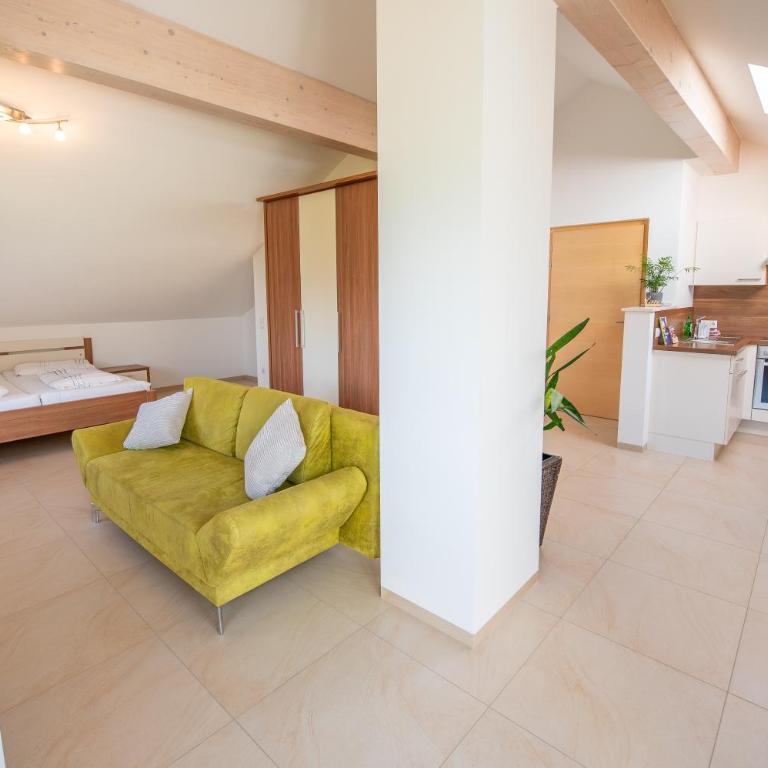 Ferienwohnungen Tollhof - Near Bolzano and castles, with a guest card for families and couples, offering panoramic views - Apartamento Estudio con balcón - 12