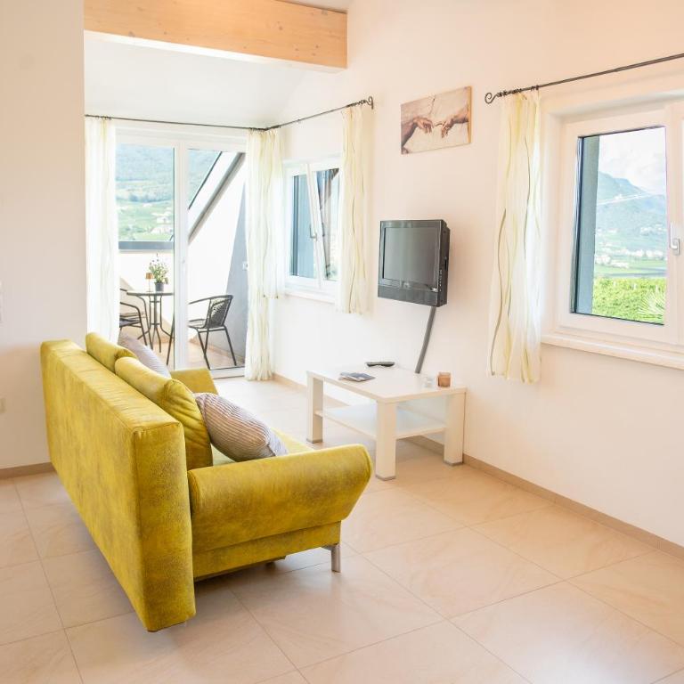 Ferienwohnungen Tollhof - Near Bolzano and castles, with a guest card for families and couples, offering panoramic views - Apartamento Estudio con balcón - 14