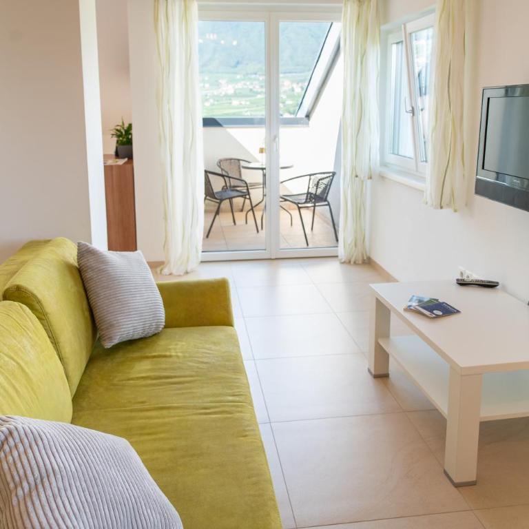 Ferienwohnungen Tollhof - Near Bolzano and castles, with a guest card for families and couples, offering panoramic views - Apartamento Estudio con balcón - 15