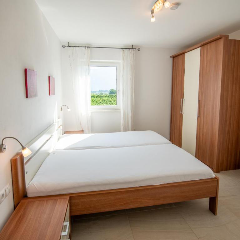 Ferienwohnungen Tollhof - Near Bolzano and castles, with a guest card for families and couples, offering panoramic views - Apartamento de 2 dormitorios con balcón - 14