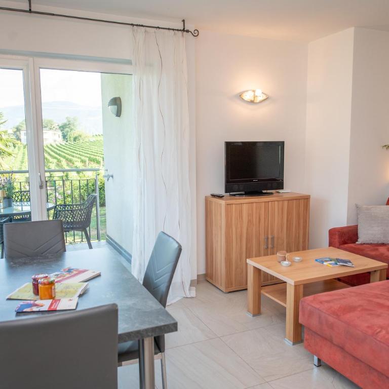 Ferienwohnungen Tollhof - Near Bolzano and castles, with a guest card for families and couples, offering panoramic views - Apartamento de 2 dormitorios con balcón - 19