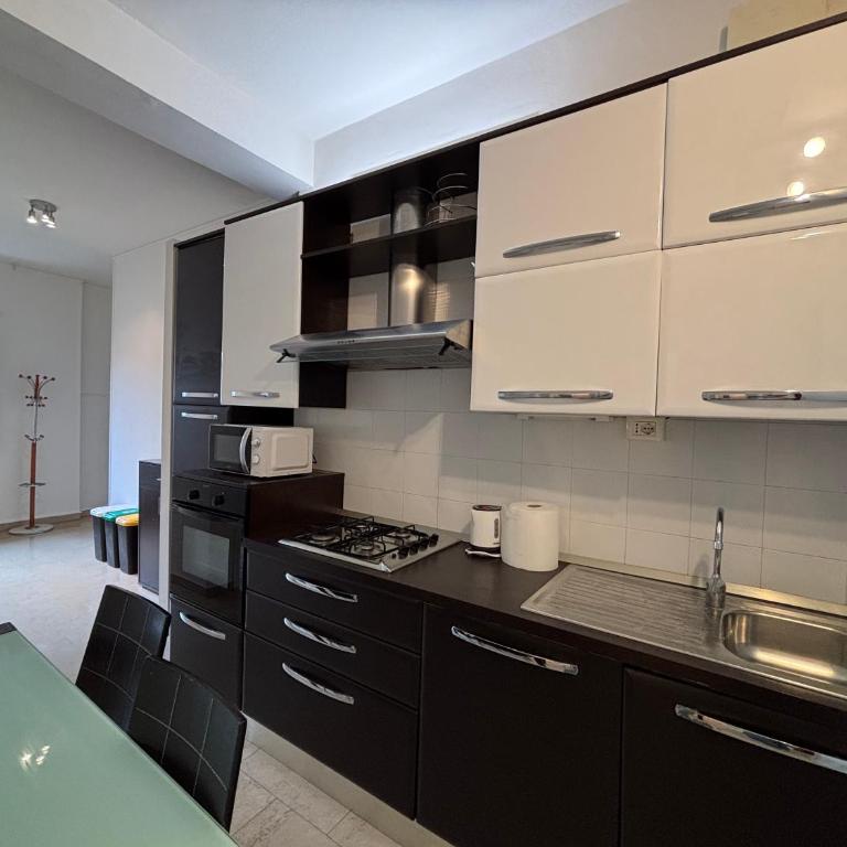 Pentalocale in un elegante palazzo in centro - Premium Apartment mit 3 Schlafzimmern und Balkon - 26