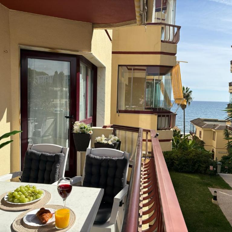 Riviera del Sol Seafront Apartment with Sea View, Terrace, Pool - Apartamento de 2 dormitorios - 3