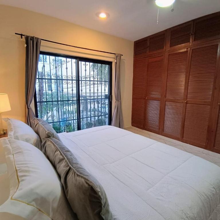 Caribbean Family Escape 2BR Close 5th av and Beach Rooftop hotel - Apartamento de 2 dormitorios con balcón - 2