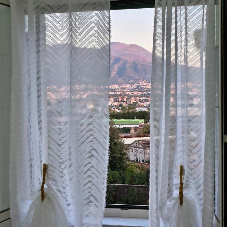 Appartamento uso esclusivo Parking Free Vista su Napoli e Vesuvio 10 min aereo e stazione e 3 min autostrade - Casa con 2 Camere da Letto - 3
