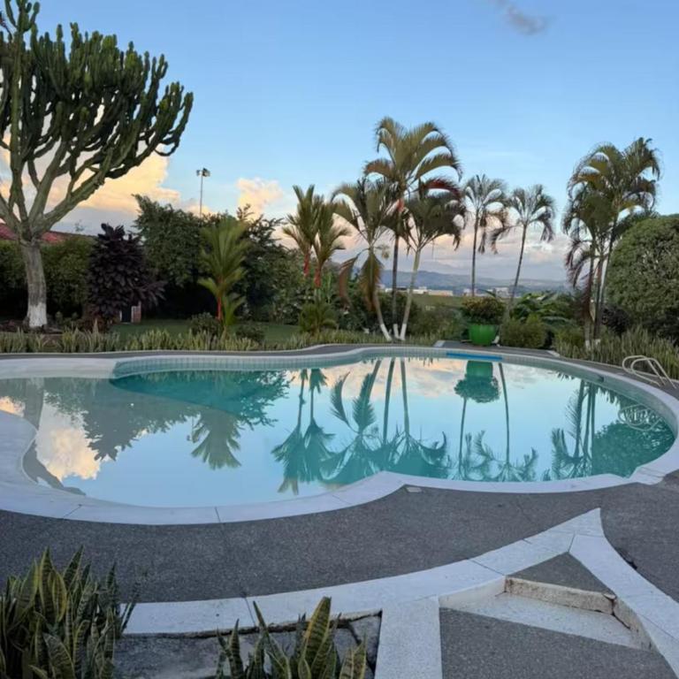 Finca en pereira con piscina y cancha de futbol - Villa - 5