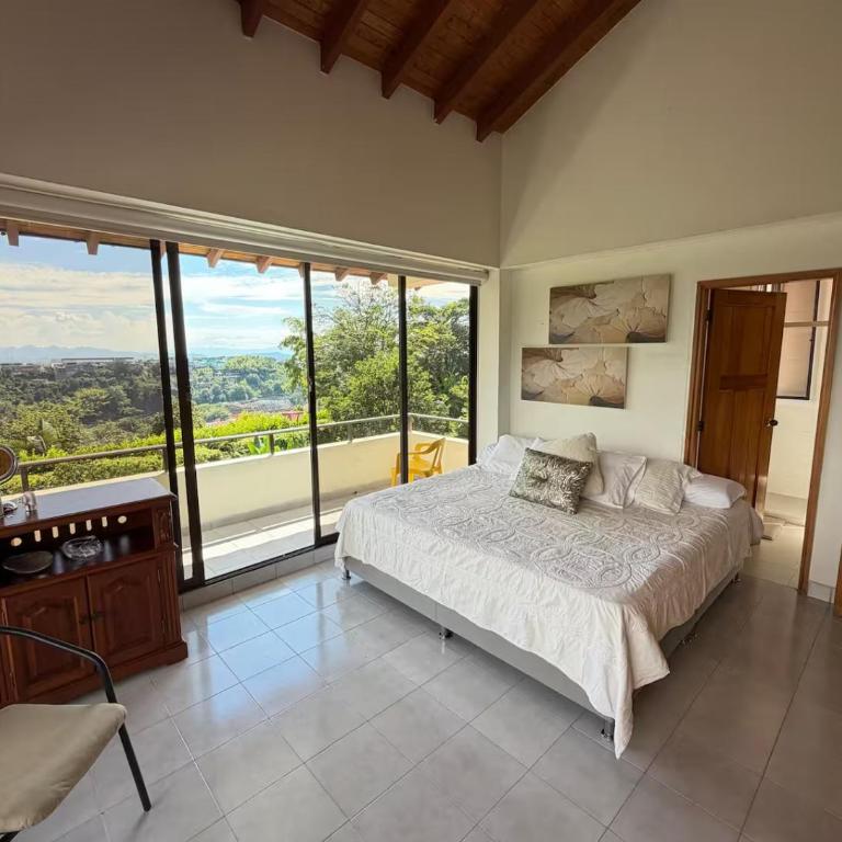 Finca en pereira con piscina y cancha de futbol - Villa - 12