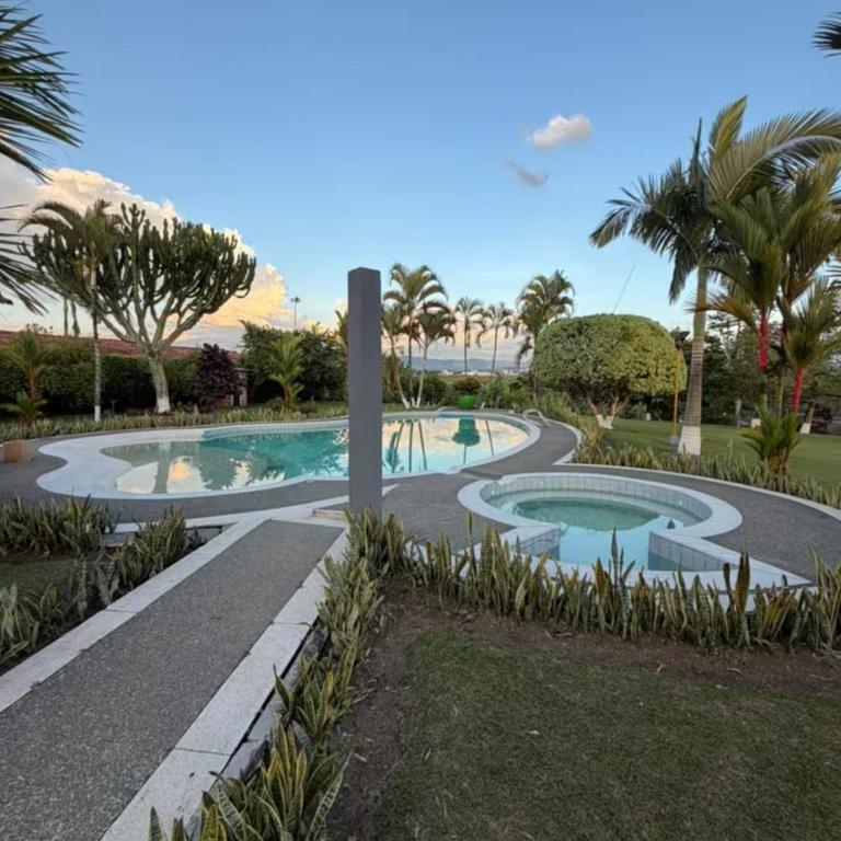 Finca en pereira con piscina y cancha de futbol - Villa - 6