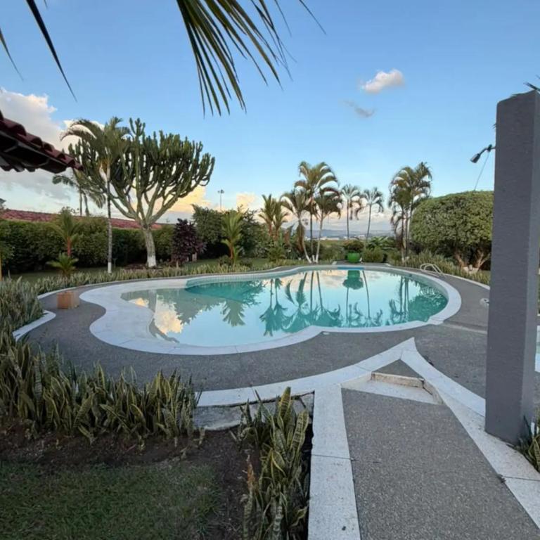 Finca en pereira con piscina y cancha de futbol - Villa - 4