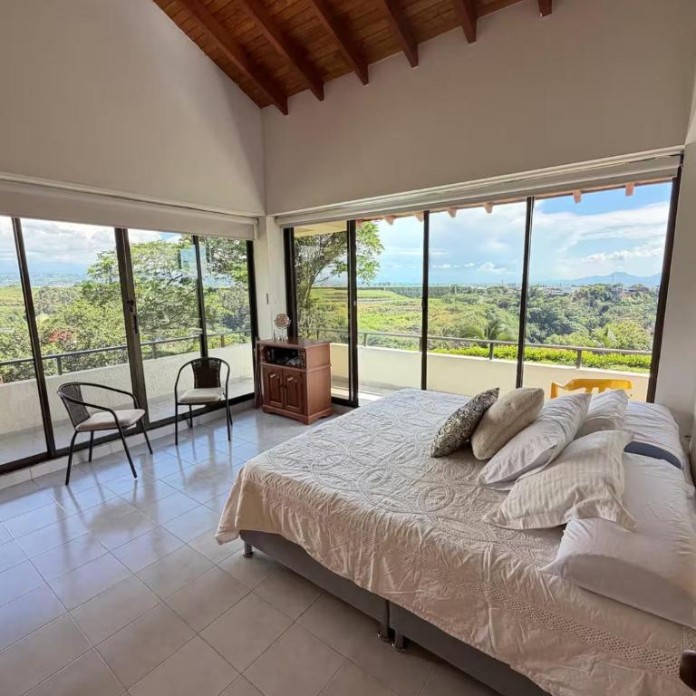 Finca en pereira con piscina y cancha de futbol - Villa - 1