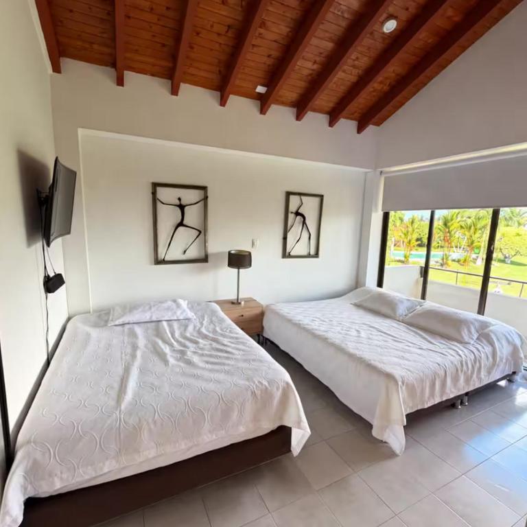 Finca en pereira con piscina y cancha de futbol - Villa - 13