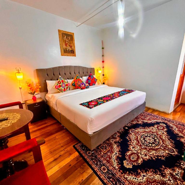 Hotel Casona Ecoterra Cusco - Habitación con cama extragrande y vistas al jardín - 3