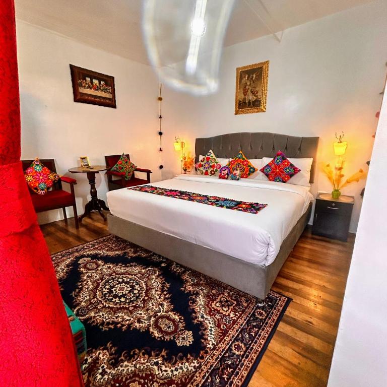 Hotel Casona Ecoterra Cusco - Habitación con cama extragrande y vistas al jardín - 5