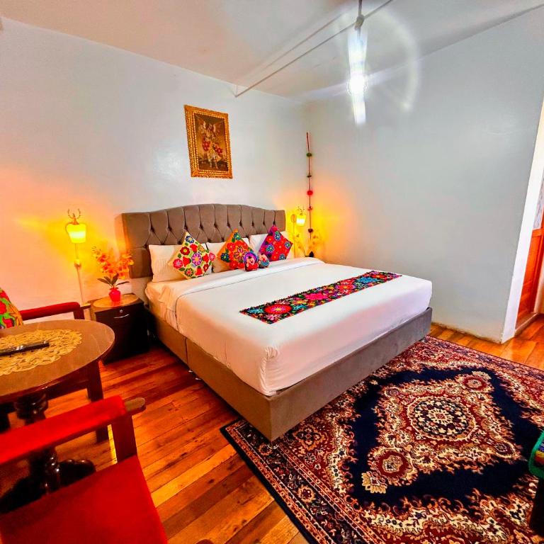 Hotel Casona Ecoterra Cusco - Habitación con cama extragrande y vistas al jardín - 4