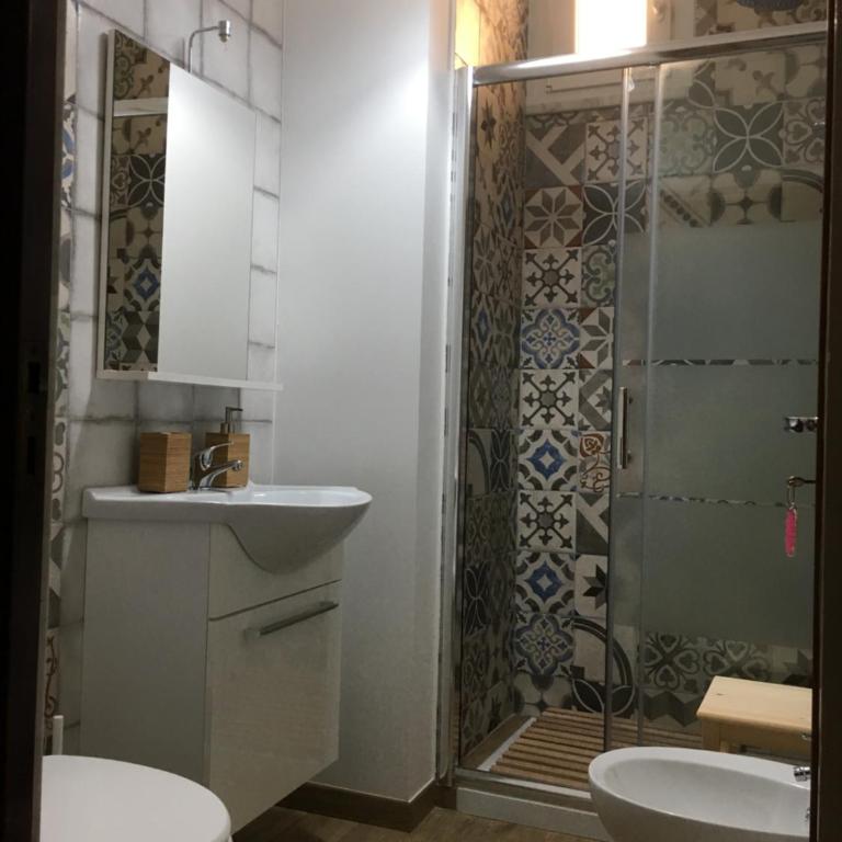 Testa o Croce Casa Vacanze - Camera Matrimoniale con Bagno Privato Esterno - 9
