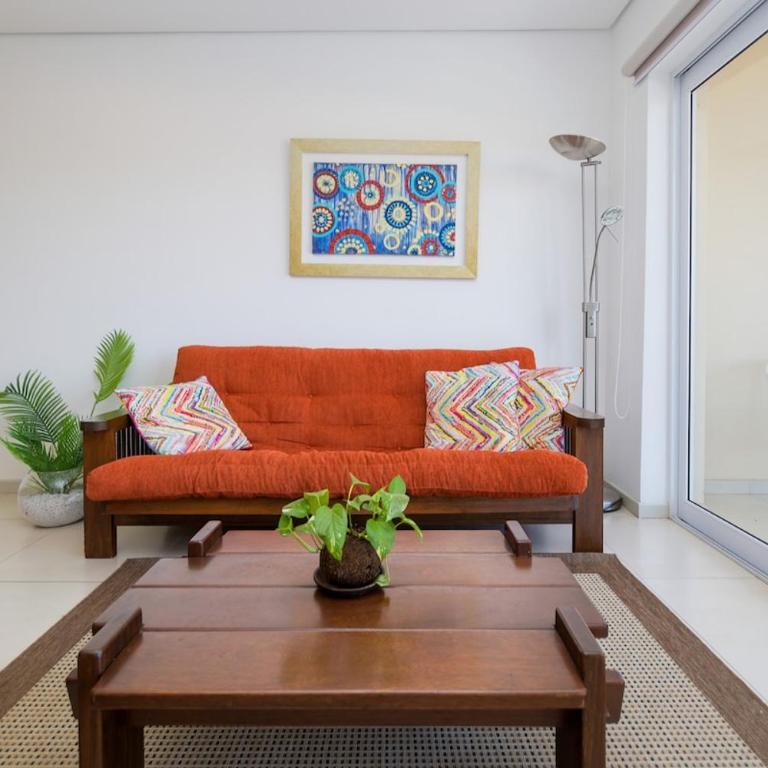 Urban One BR with Outdoor Pool Easy City Access - Apartment - 2